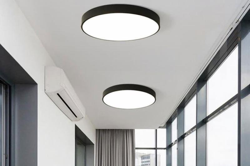 با استفاده از قاب هالوژن در سقف، می‌توانید نور مستقیم و متمرکز را به نقطه خاصی هدایت کنید.