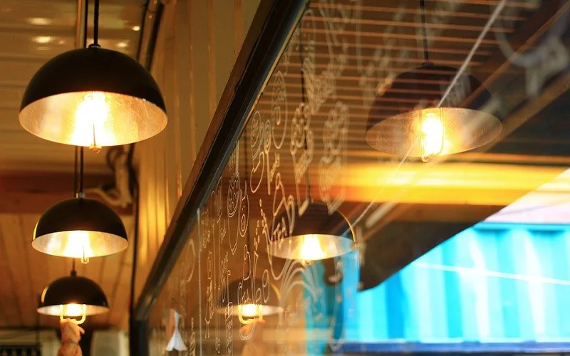 نورپردازی رستوران نقش حیاتی در بهبود تجربه مشتریان و ایجاد جوی دلپذیر و متفاوت در رستوران دارد. 