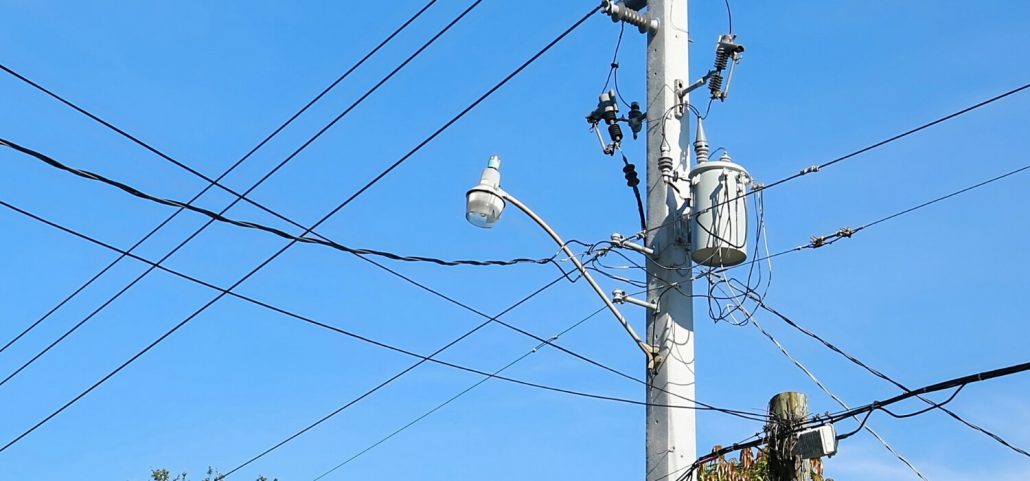 خطوط برق و ترانسفورماتورهای محله می‌توانند در چشمک زدن چراغ مؤثر باشند.