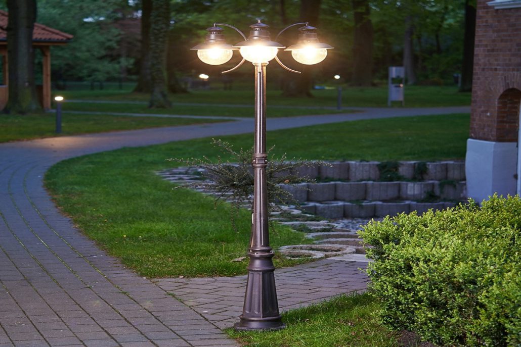 چراغ پارکی منبعی برای روشنایی شب