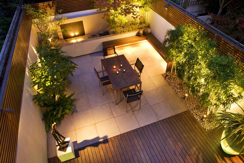 نورپردازی حیاط ویلا، نه تنها به زیبایی و جذابیت حیاط شما اضافه می‌کند، بلکه باعث حس امنیت و آرامش هم می‌شود