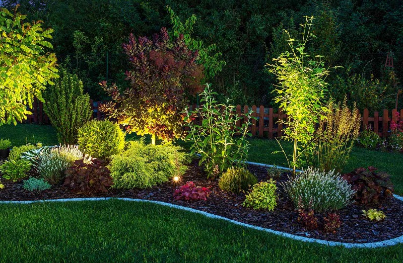 در طراحی و نورپردازی باغچه حیاط ویلا، می‌توانید از خلاقیت خود بهره ببرید