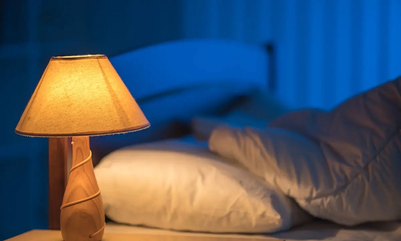 ایمنی برای سالمندان با قراردادن چراغ خواب در اتاق