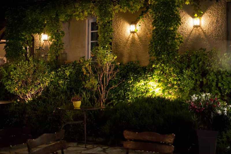 نورپردازی دیوار حیاط تاثیرات زیادی روی فضا و زیبایی حیاط می‌گذارد و اهمیت زیادی در زیبایی و روشنایی فضا دارد