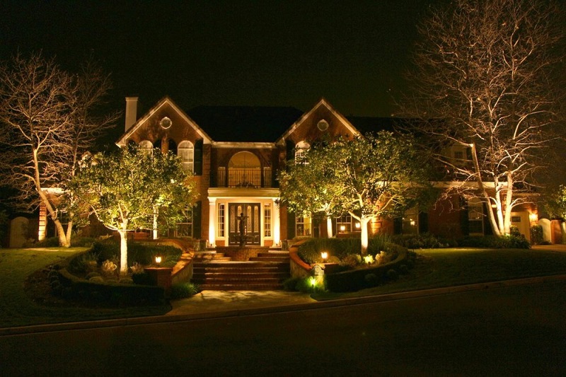 نورپردازی حیاط خانه، کاربردهای متنوعی دارد و می‌تواند به شکل‌های مختلفی ارزش و زیبایی را به حیاط اضافه کند.