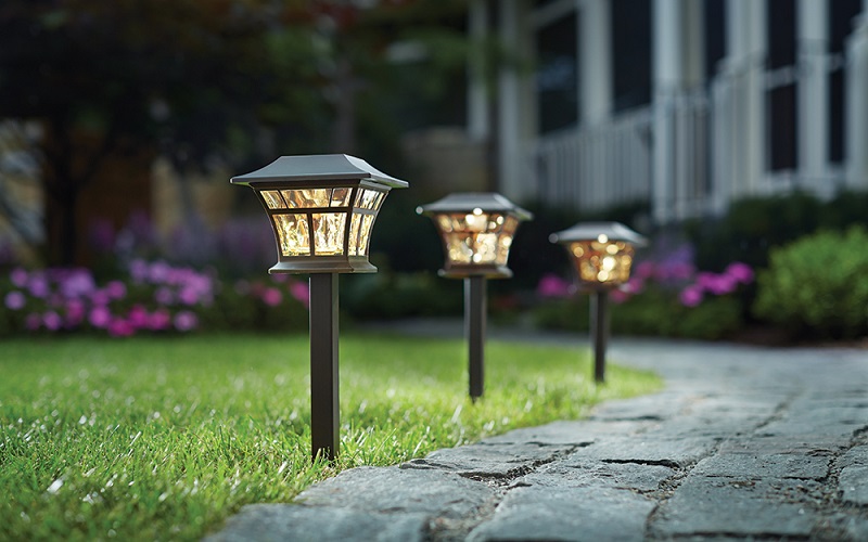 با استفاده از نورها و لوازم نورپردازی، می‌توانید مسیرها و معابر در حیاط و باغچه را روشن کنید