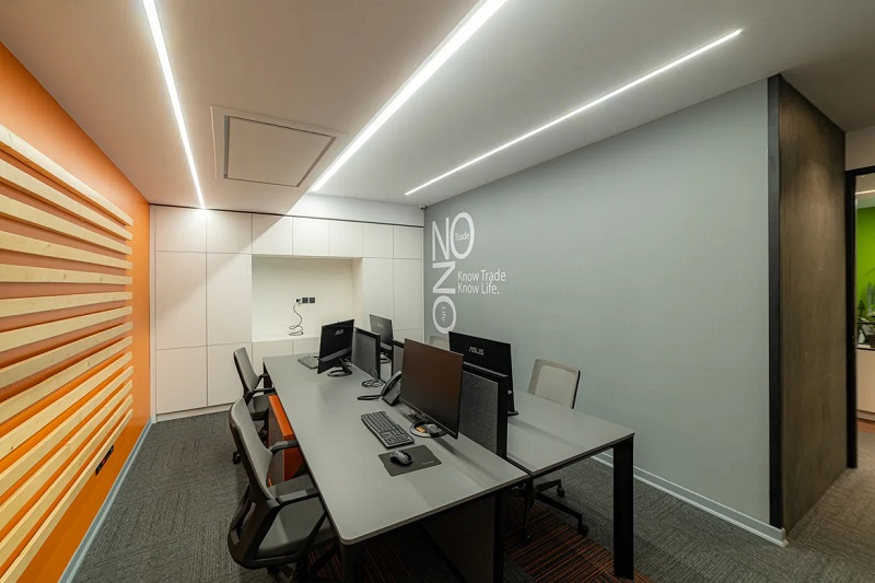 روشنایی و سیستم نوری فضاهای اداری انواع مختلفی دارد که در تناسب با فضا، نوع کاربری و هدف به‌کار گرفته می‌شوند.