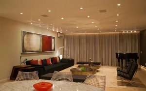 قاب هالوژن (Halogen bulb) یا همان لامپ هالوژنی، نوعی لامپ روشنایی است که از تکنولوژی هالوژن برای تولید نور استفاده می‌کند.