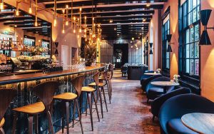 نورپردازی صحیح در رستوران، نه تنها به مهمانان احساس راحتی و آرامش می‌دهد، بلکه تجربه غذا خوردن را به یک سفر  خاص در دنیای طعم و تجربه‌های جدید تبدیل می‌کند.