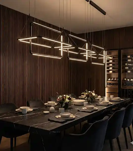 چراغ آویز مدرن و خطی ۶۵ وات کد C241 با طراحی مستطیلی چندلایه و نور آفتابی بالای میز ناهارخوری لوکس.