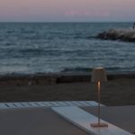 چراغ رومیزی شارژی 2.2 وات نور 3000K کد H209 - Image 4