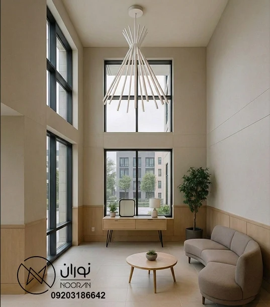 چراغ آویز مدرن بزرگ به رنگ سفید با طراحی شاخه‌ای متمرکز و هندسی، آویخته از سقف بلند یک سالن پذیرایی مینیمال با پنجره‌های بزرگ و مبلمان کرم.