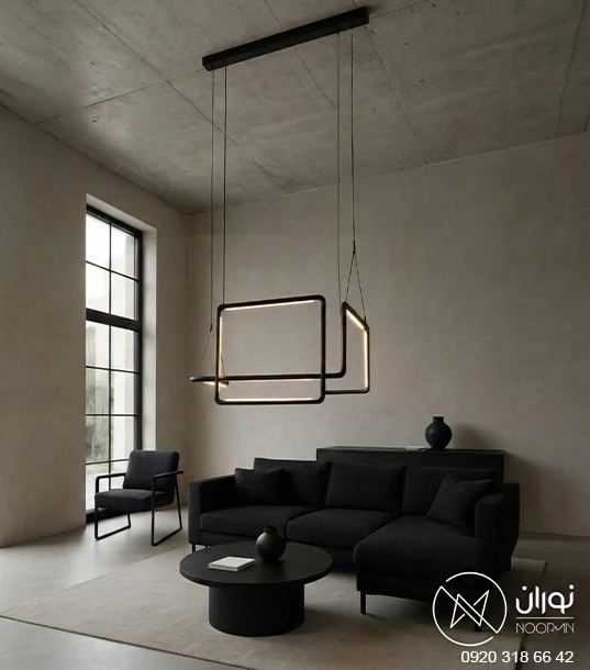 چراغ آویز مدرن مشکی مدل C242 با طراحی هندسی چهارگوش‌های در هم تنیده، آویزان در اتاق نشیمن مینیمال بالای مبلمان مشکی با نور آفتابی گرم.