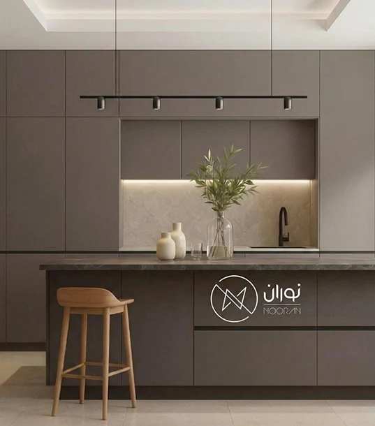 چراغ آویز مدرن و خطی مشکی مدل LC217 با چهار شعله استوانه‌ای، نصب شده بالای کانتر آشپزخانه خاکستری با نور آفتابی گرم.