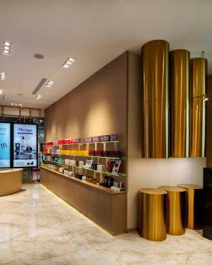 نورپردازی-فروشگاه-لاوازم-آرایشی-بهداشتی-روی-ماه-مرکز-خرید-اپال-1