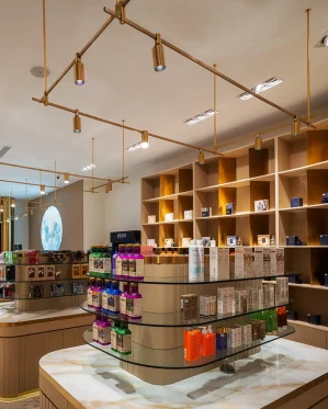 نورپردازی-فروشگاه-لاوازم-آرایشی-بهداشتی-روی-ماه-مرکز-خرید-اپال-4